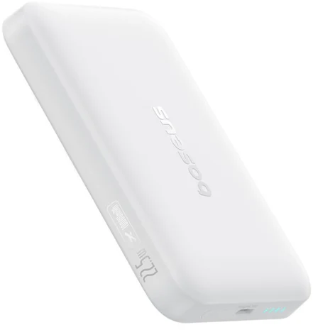 Egy fehér Baseus power bank lekerekített élekkel és digitális kijelzővel fehér háttér előtt.