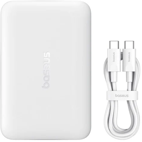Egy fehér power bank Baseus logóval és egy fehér USB-C kábellel sima fehér háttéren.