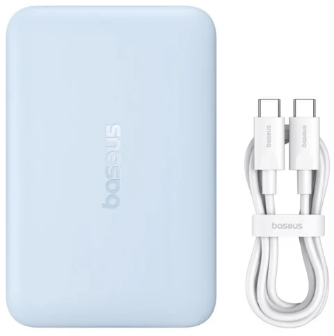 Világoskék Baseus power bank egy fehér USB-C kábellel fehér háttér előtt.