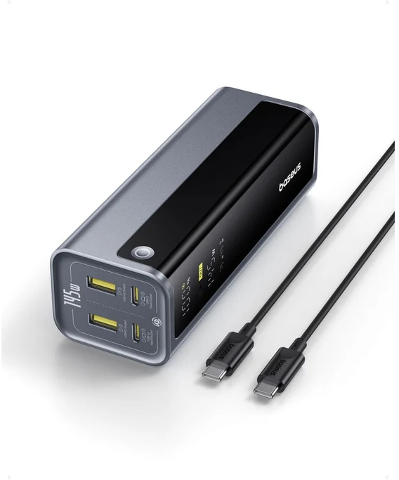 Szürke és fekete 145W-os Baseus powerbank elülső csatlakozókkal és két USB-C kábellel.