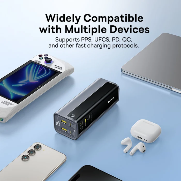 Egy power bank középen, kézi konzollal, telefonnal, fülhallgatóval és laptoppal körbevéve kék háttéren.