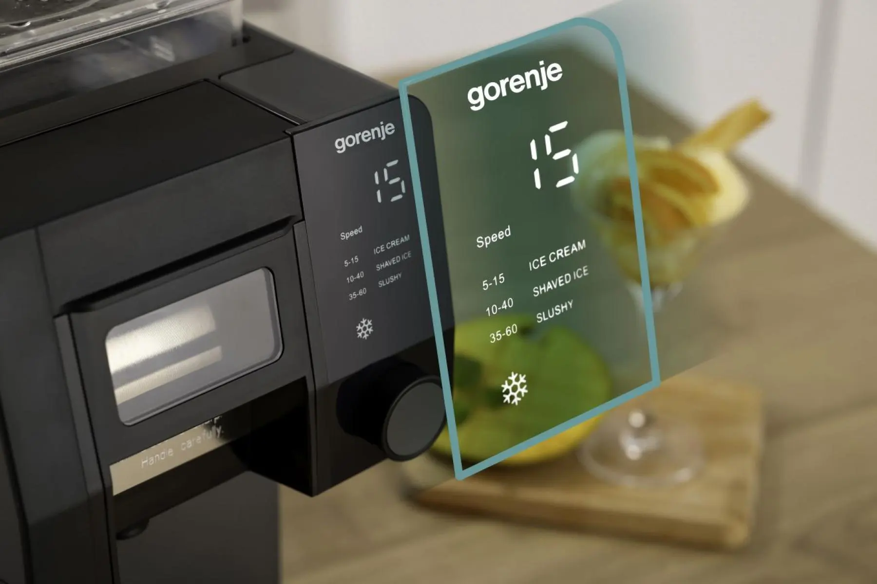 Fekete színű, digitális sebességkijelzős Gorenje konyhai gép közeli képe.
