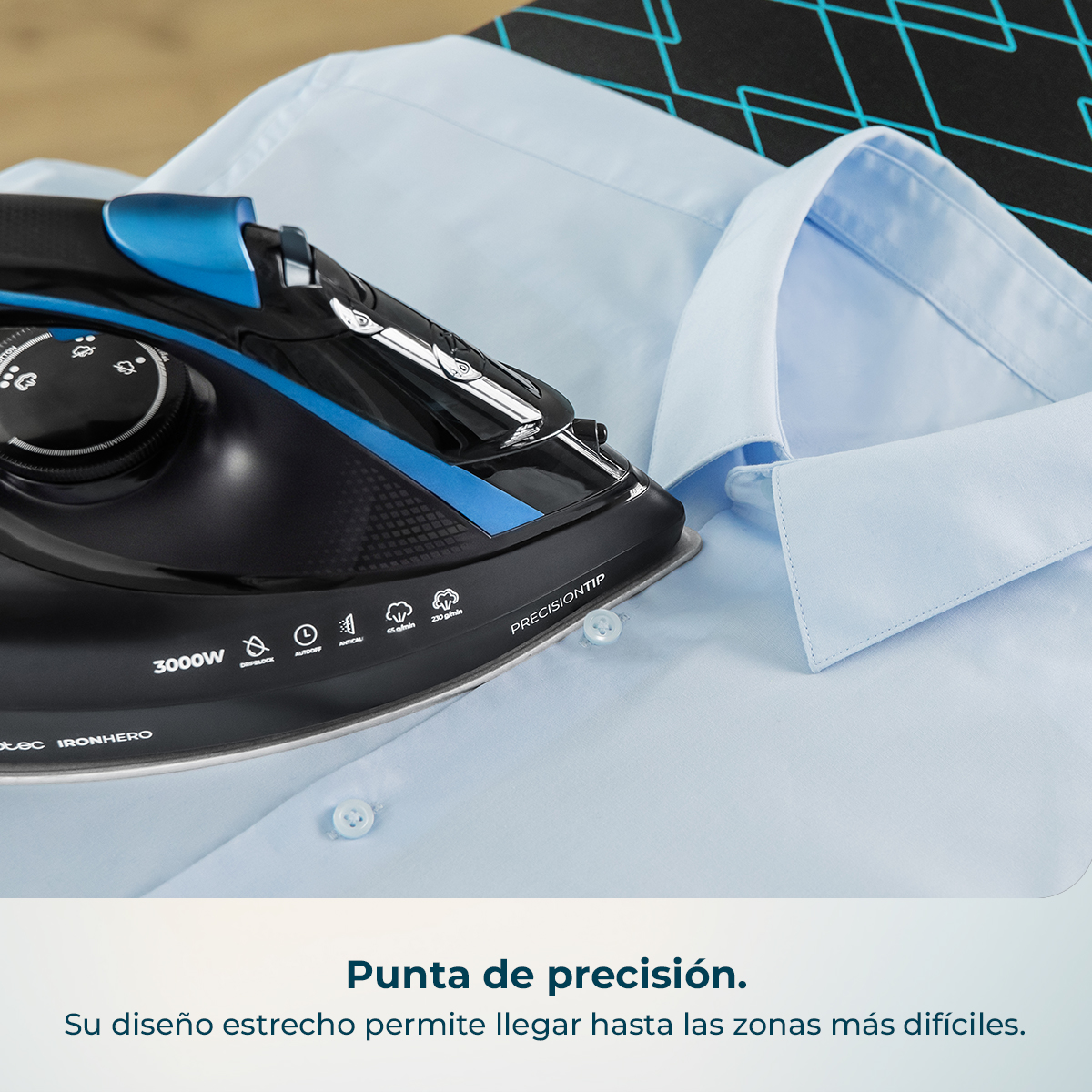 Una plancha de vapor negra y azul alisando una camisa celeste en una tabla de planchar.