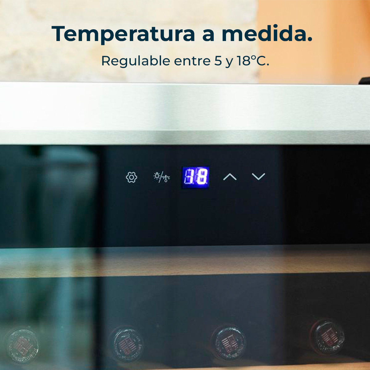 Vinoteca con pantalla digital que muestra temperatura regulable de 5 a 18 grados.