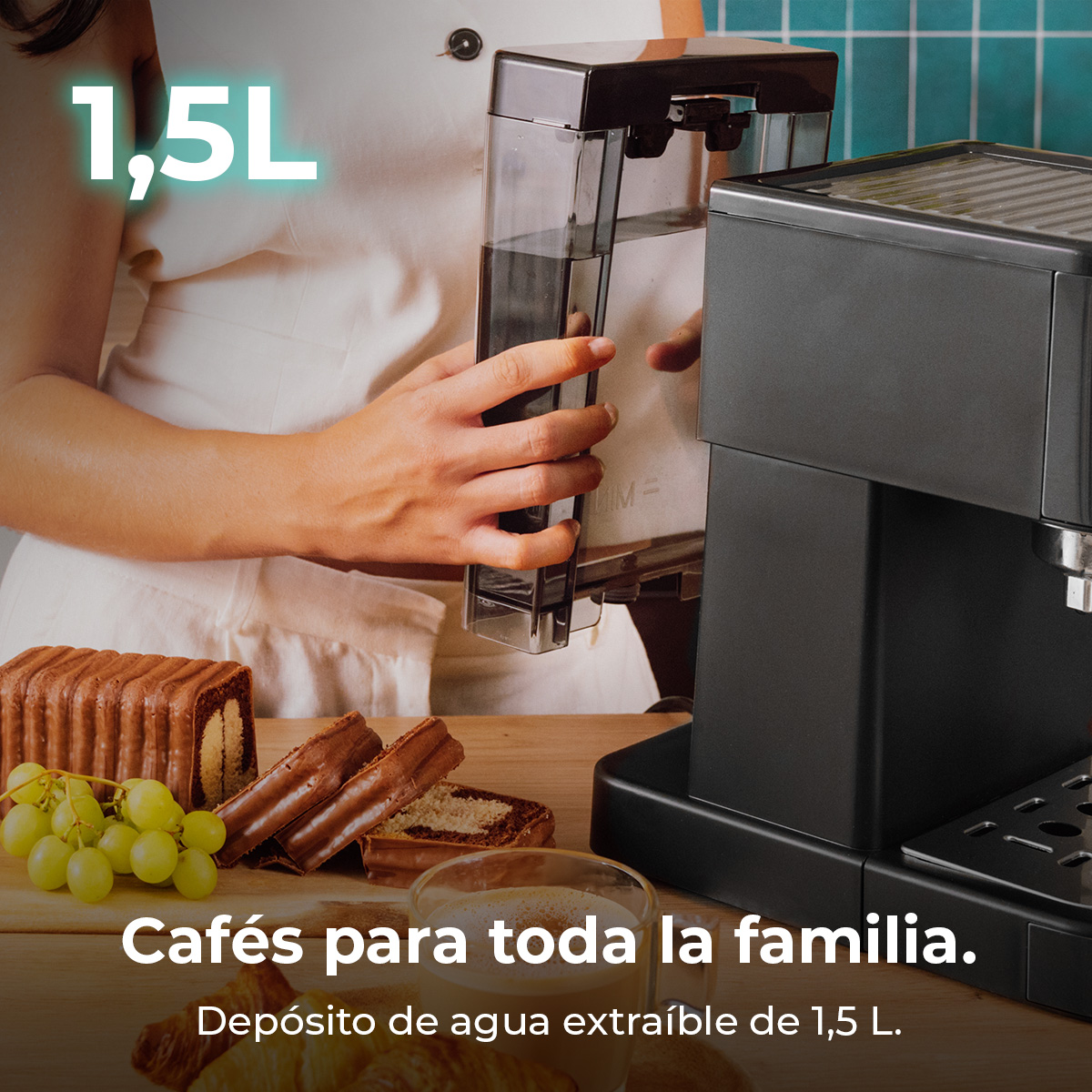 Una mujer llena el depósito de agua extraíble de una cafetera negra.
