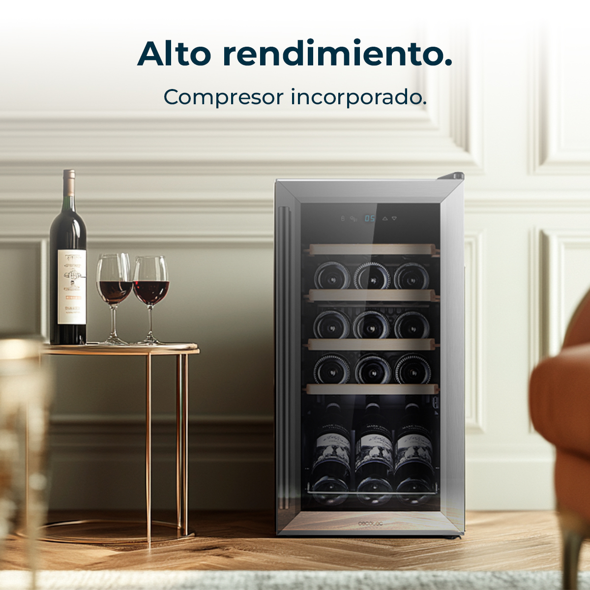 Vinoteca de acero inoxidable con puerta de cristal y estantes de madera en un salón elegante.