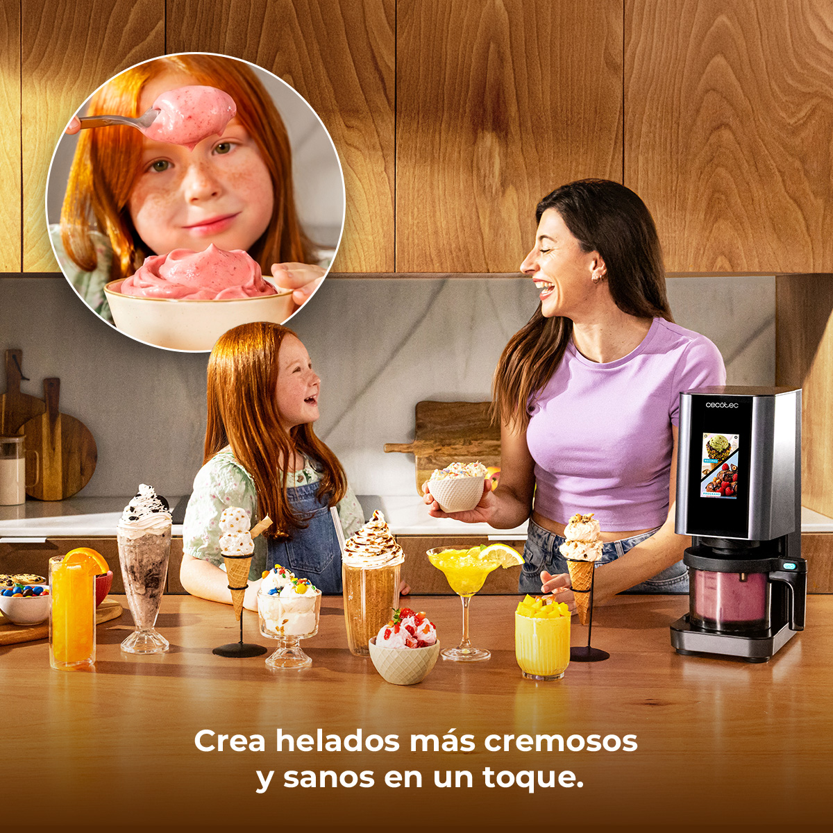 Madre e hija hacen helado juntas usando una máquina de helados.