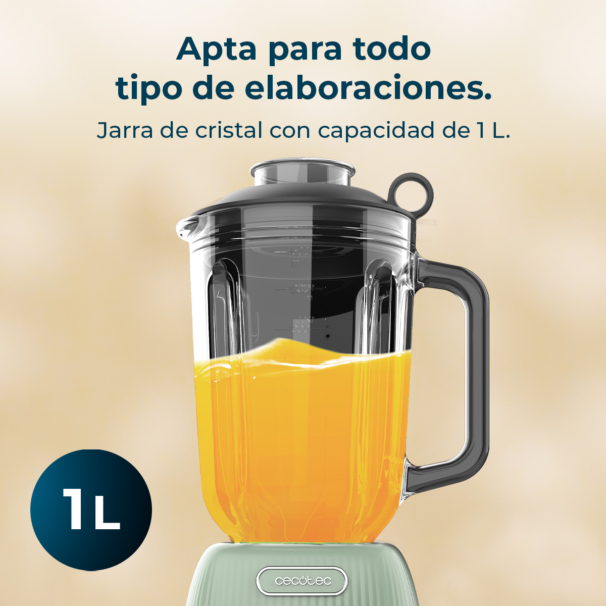 Jarra de cristal de 1L de una batidora verde con líquido amarillo sobre fondo beige.