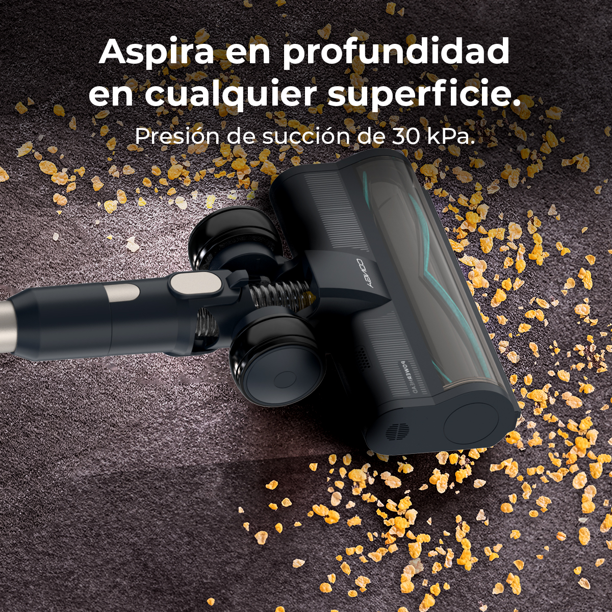 Un cabezal de aspiradora negro en suelo oscuro con migajas amarillas y texto.