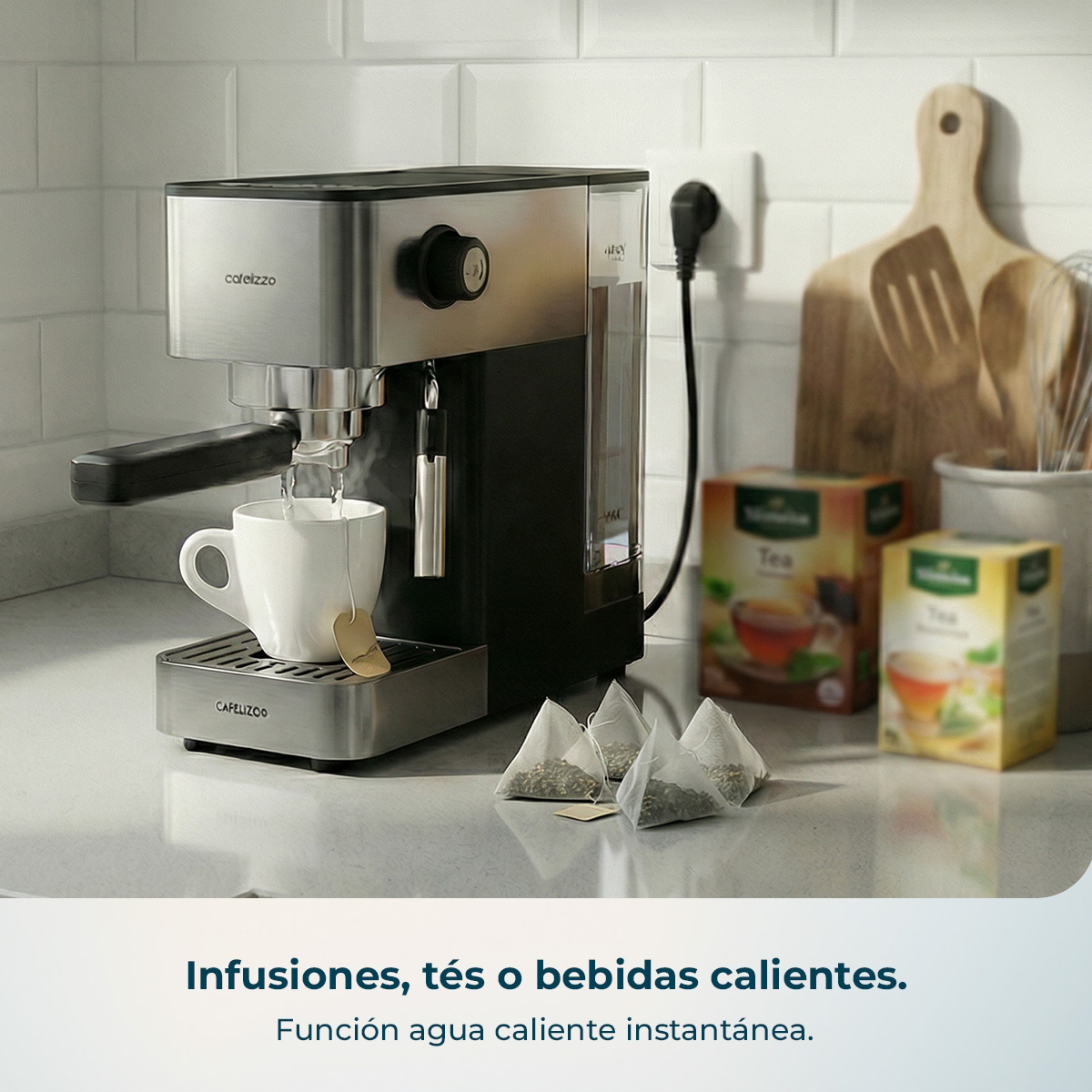 Una cafetera llena una taza blanca con agua caliente en una encimera de cocina, rodeada de bolsitas de té.