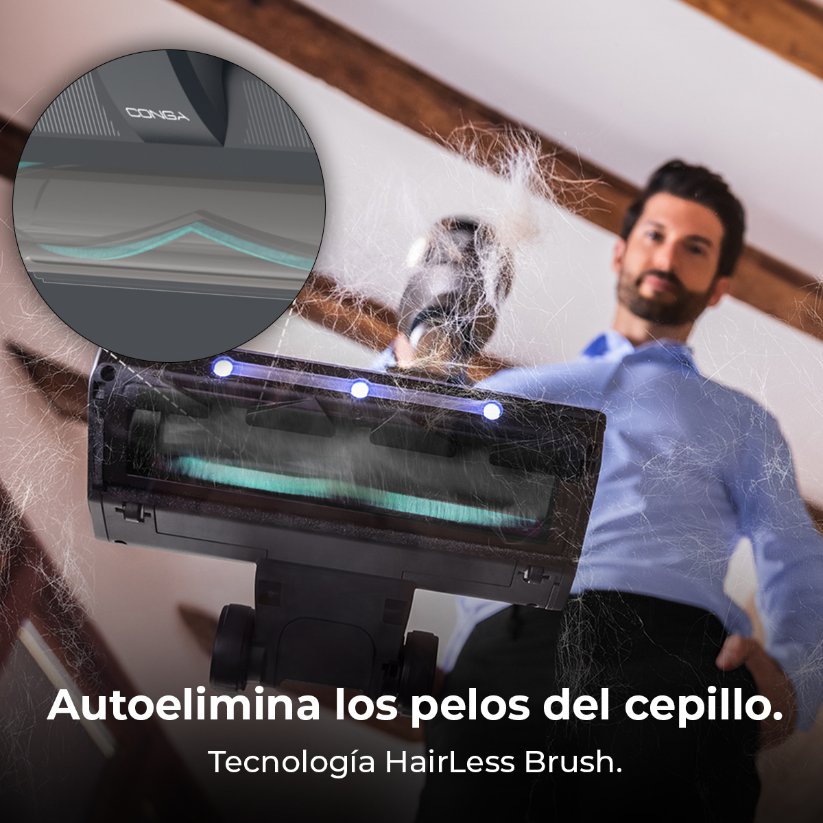 Un hombre usa una aspiradora con un cepillo que elimina el pelo automáticamente.