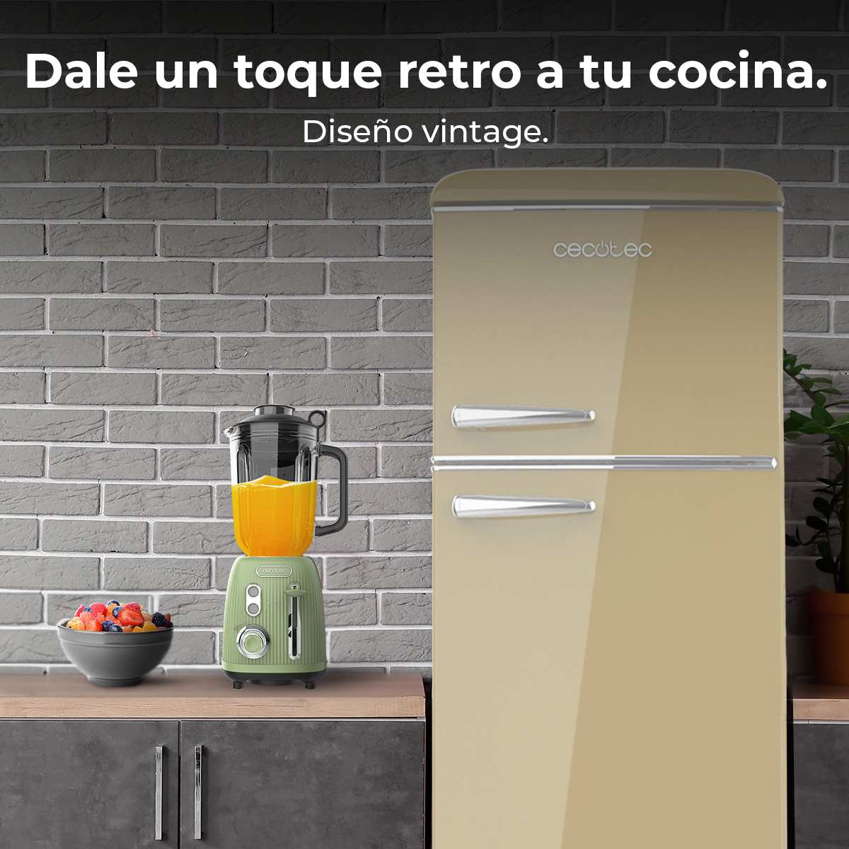 Cocina retro con frigorífico beis, batidora verde con zumo de naranja y cuenco con bayas.