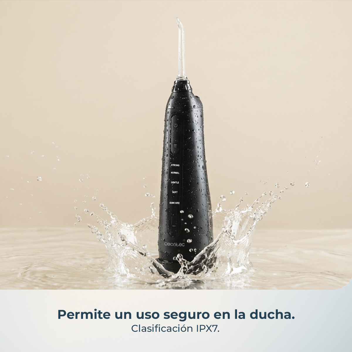 Irrigador dental negro en salpicadura de agua, IPX7.