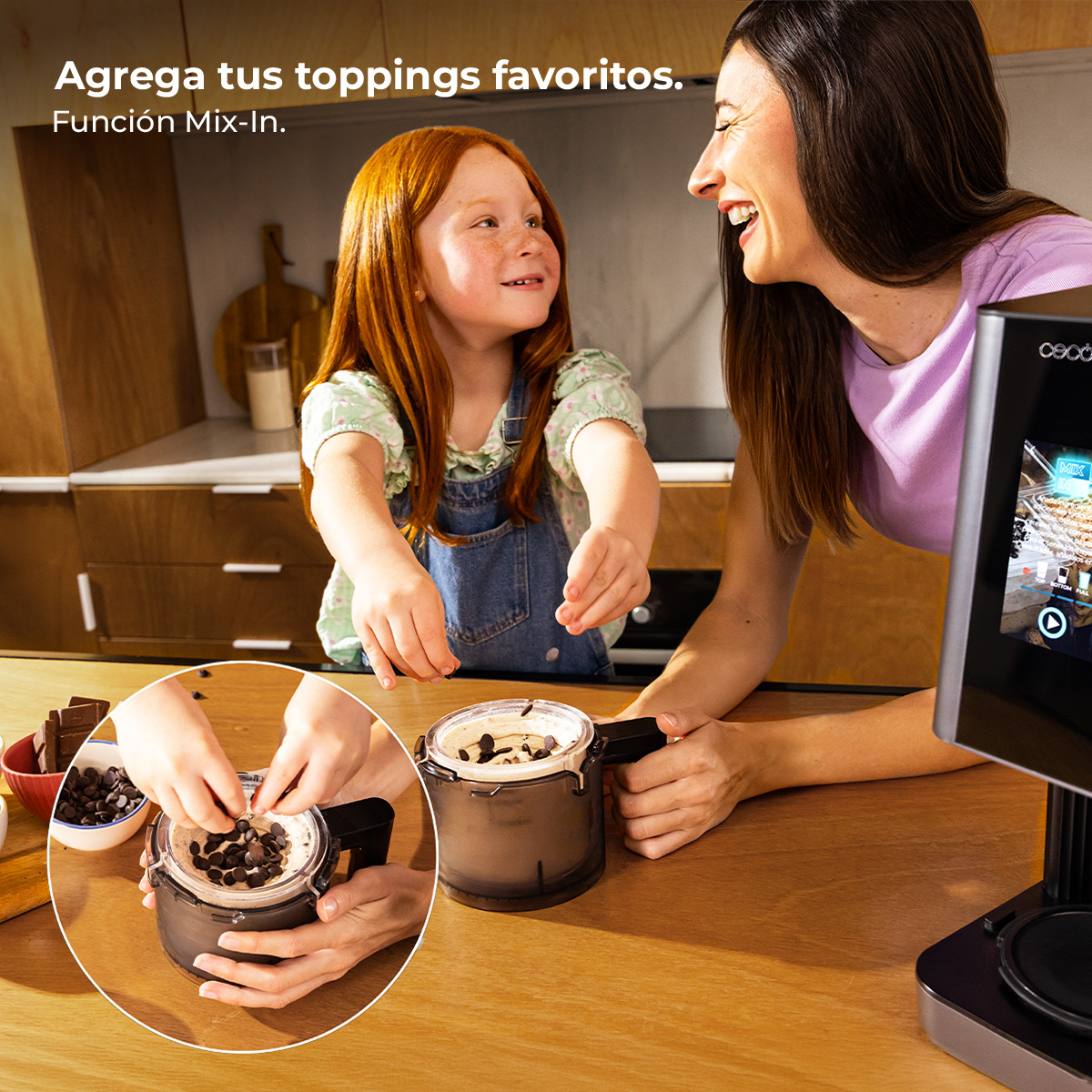 Una madre y su hija sonríen en la cocina mientras preparan helado agregando chispas de chocolate.