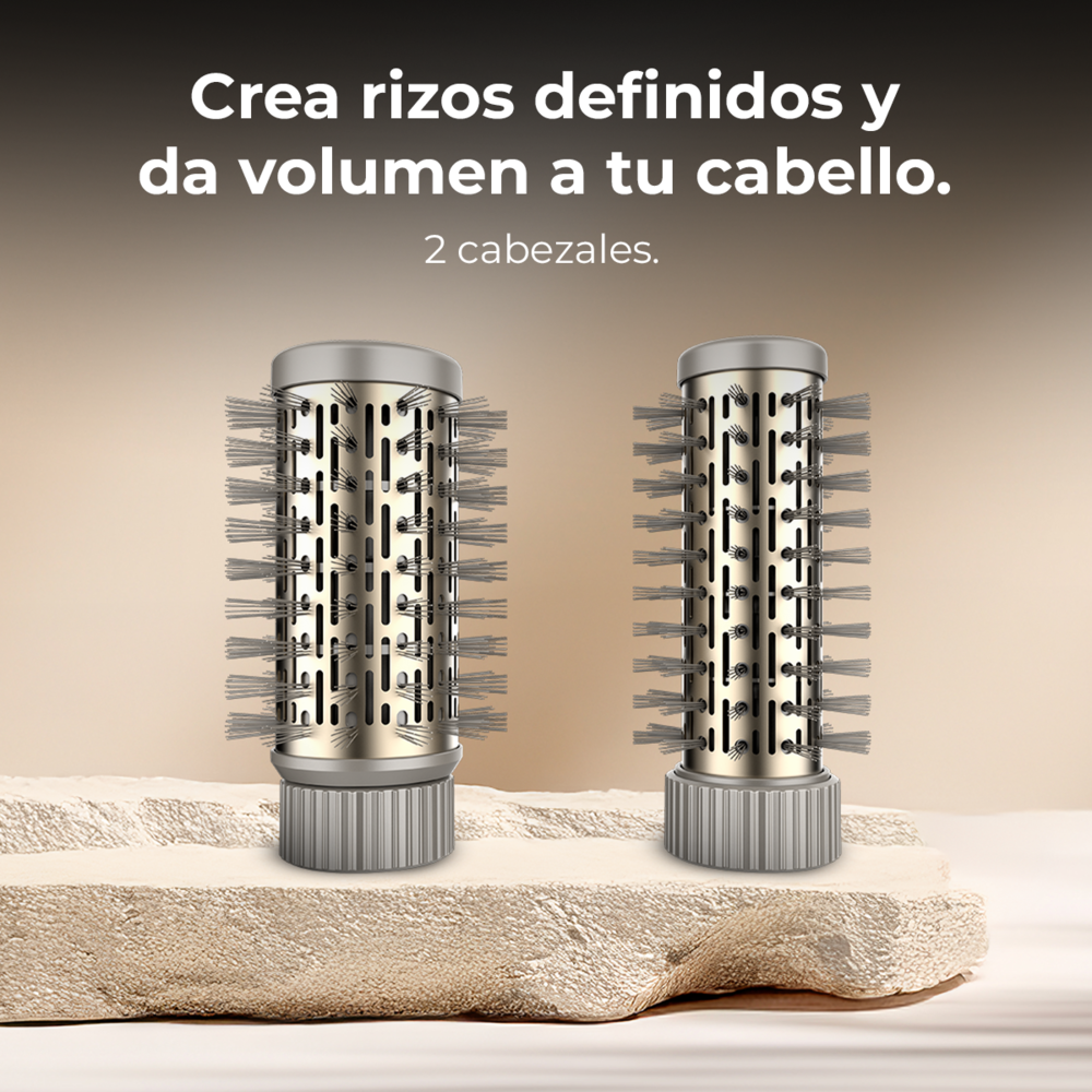 Dos cepillos redondos para el cabello sobre una piedra beis con texto arriba.