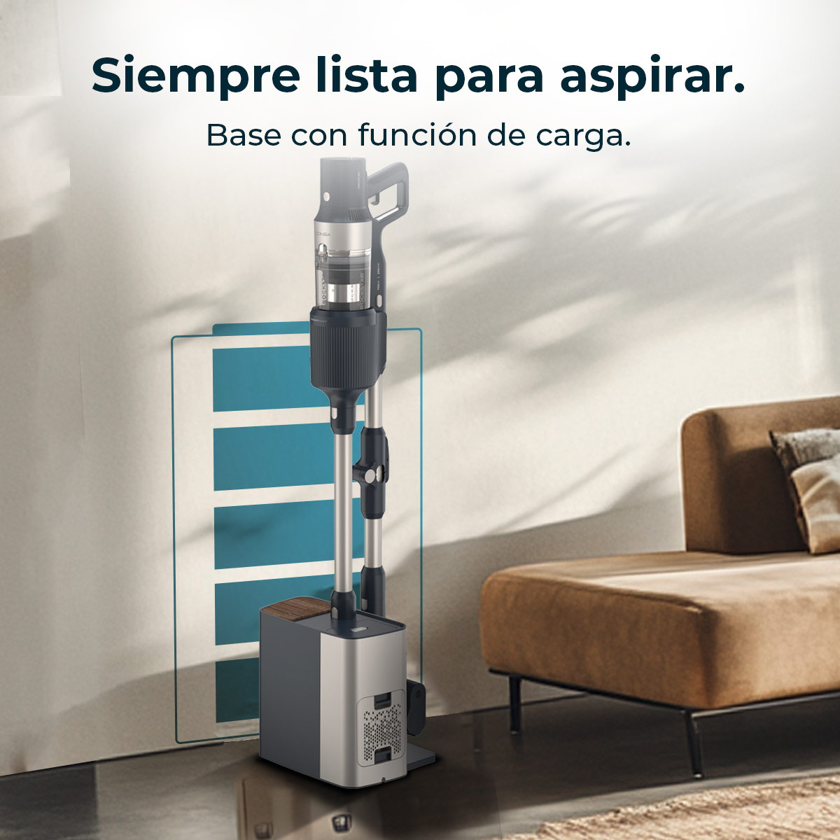 Una aspiradora sin cable en su base de carga junto a la pared, con un sofá en un salón luminoso.