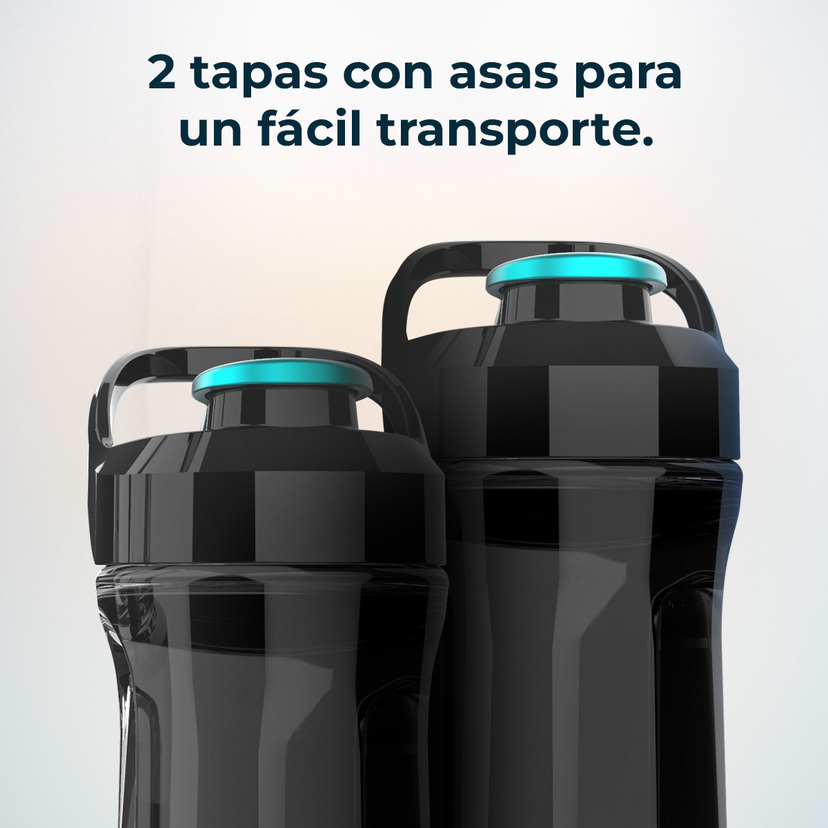 Dos botellas mezcladoras negras con tapas con detalles en verde azulado y prácticas asas sobre fondo claro.