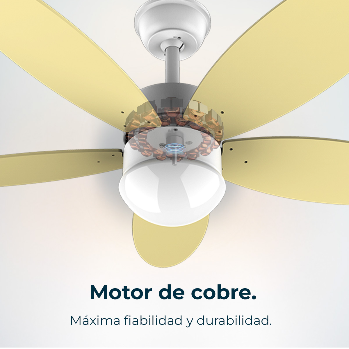 Ventilador de techo con aspas amarillas y motor de cobre visible sobre una luz blanca.
