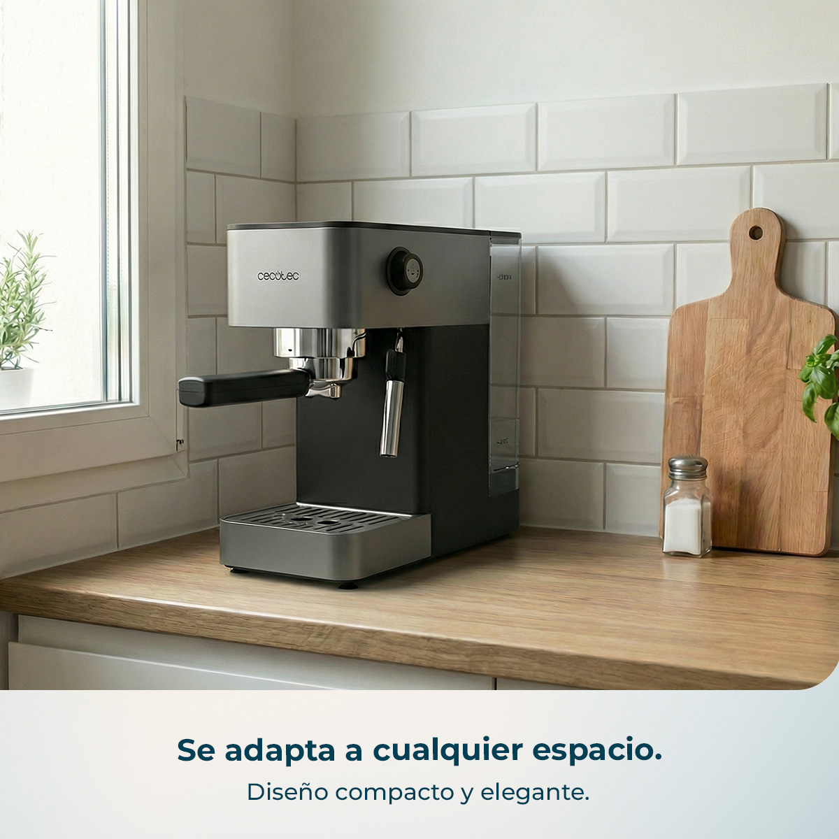 Una cafetera gris y negra sobre una encimera de cocina con azulejos blancos.