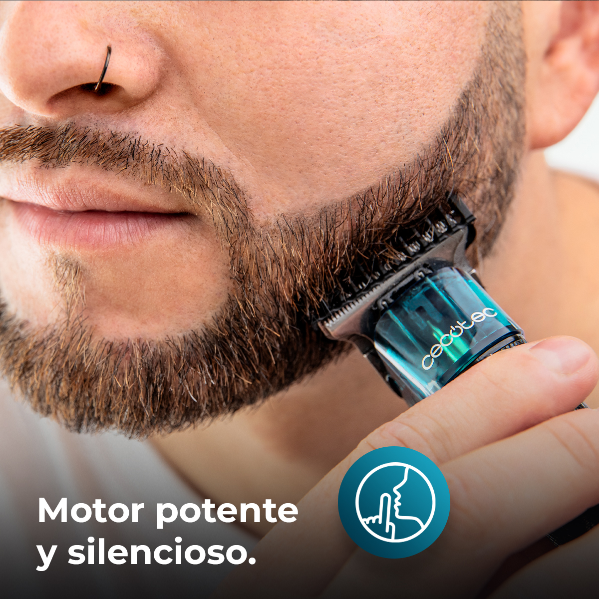 Un hombre recorta su barba con una recortadora eléctrica con detalles azules.