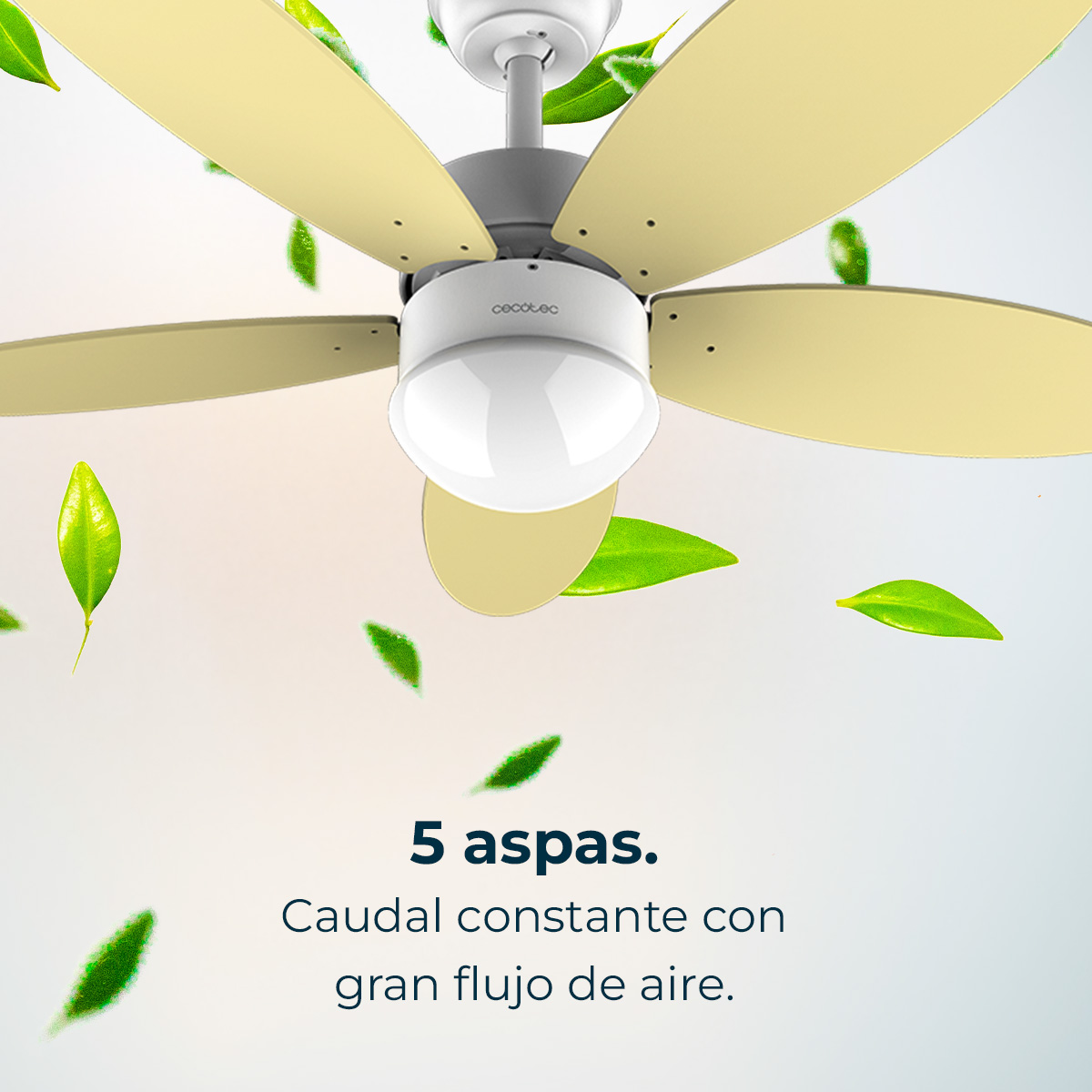 Un ventilador de techo blanco con cinco aspas amarillas y una bombilla central, rodeado de hojas verdes flotantes.