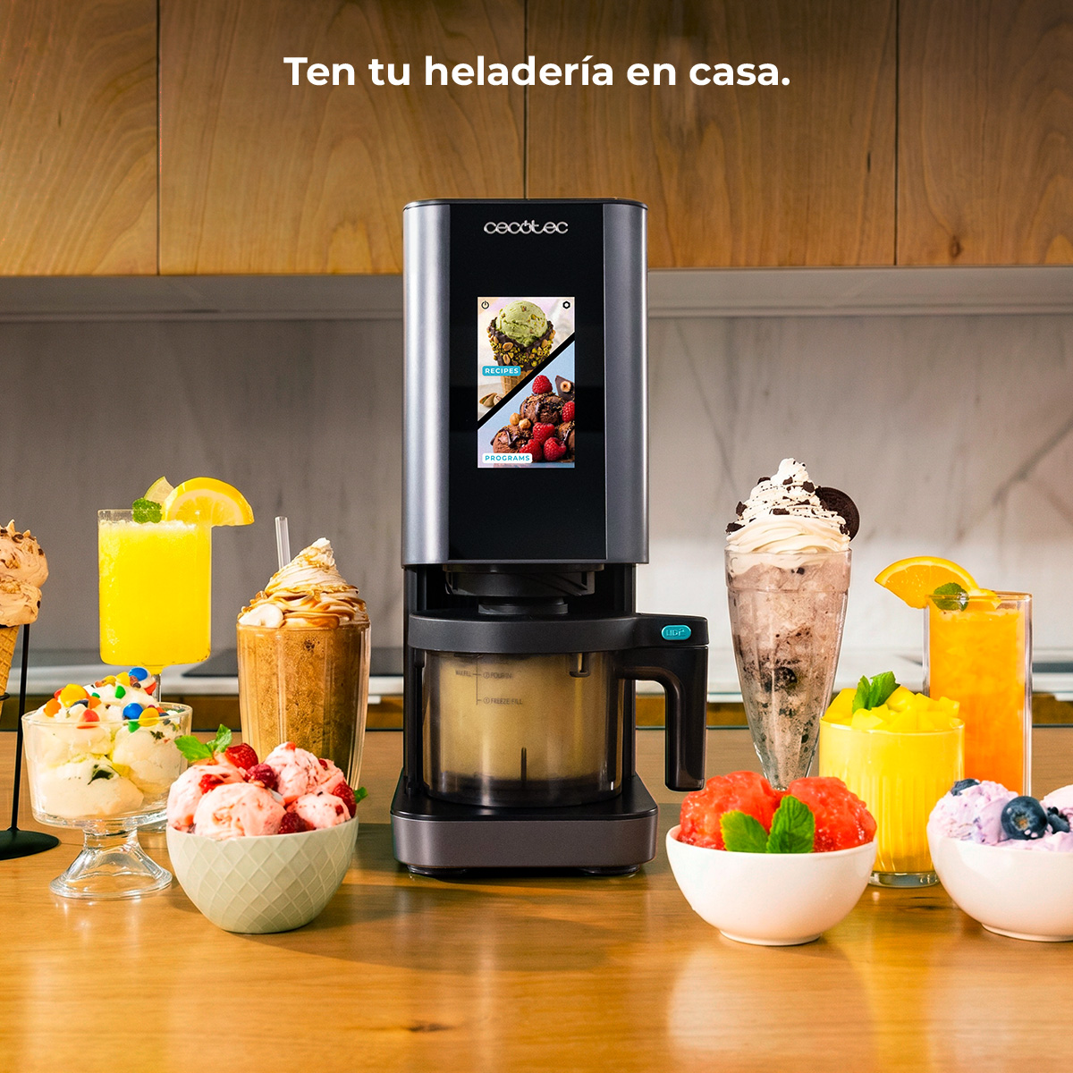 Heladera en una mesa de madera, rodeada de varios postres, helados y bebidas.