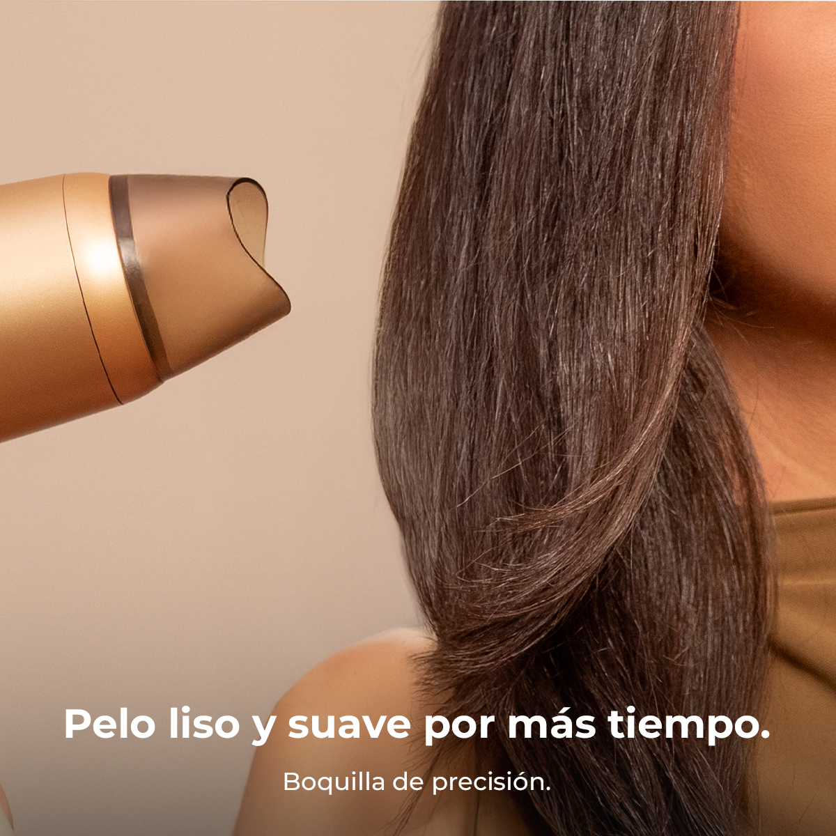 Un secador dorado alisa cabello castaño largo. Texto en español abajo.