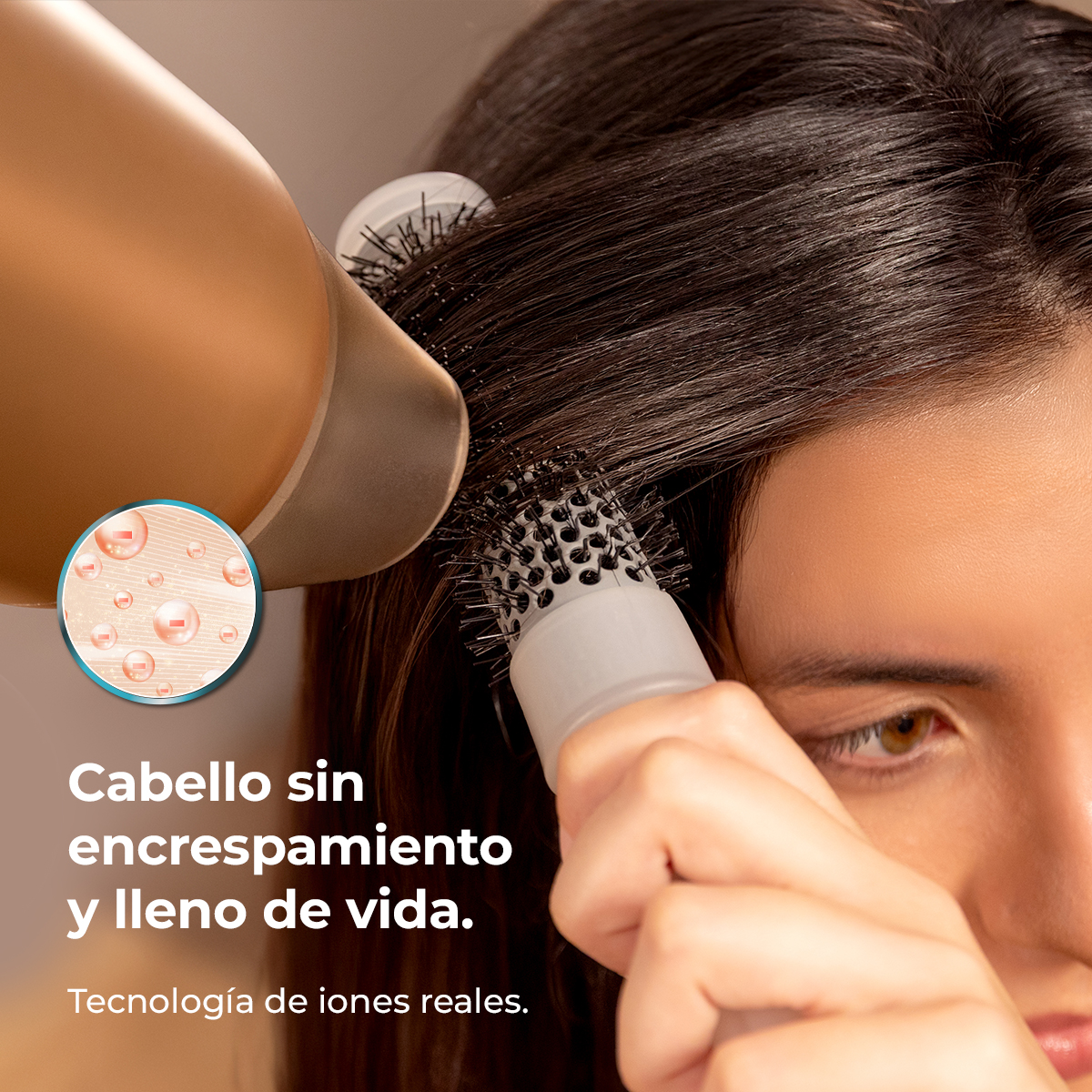 Una mujer seca y peina su cabello castaño oscuro con un secador y un cepillo redondo.