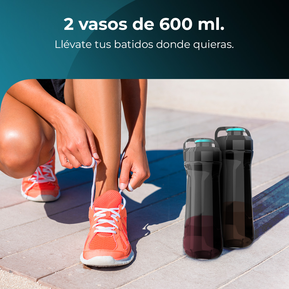Una persona se ata zapatillas de correr naranjas junto a dos botellas mezcladoras oscuras.