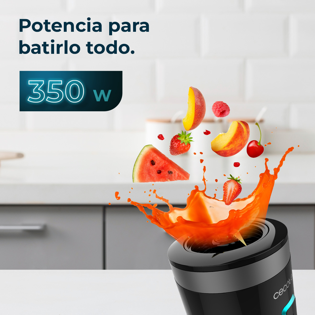 Licuadora de 350W salpicando zumo de naranja fresco y frutas al aire.
