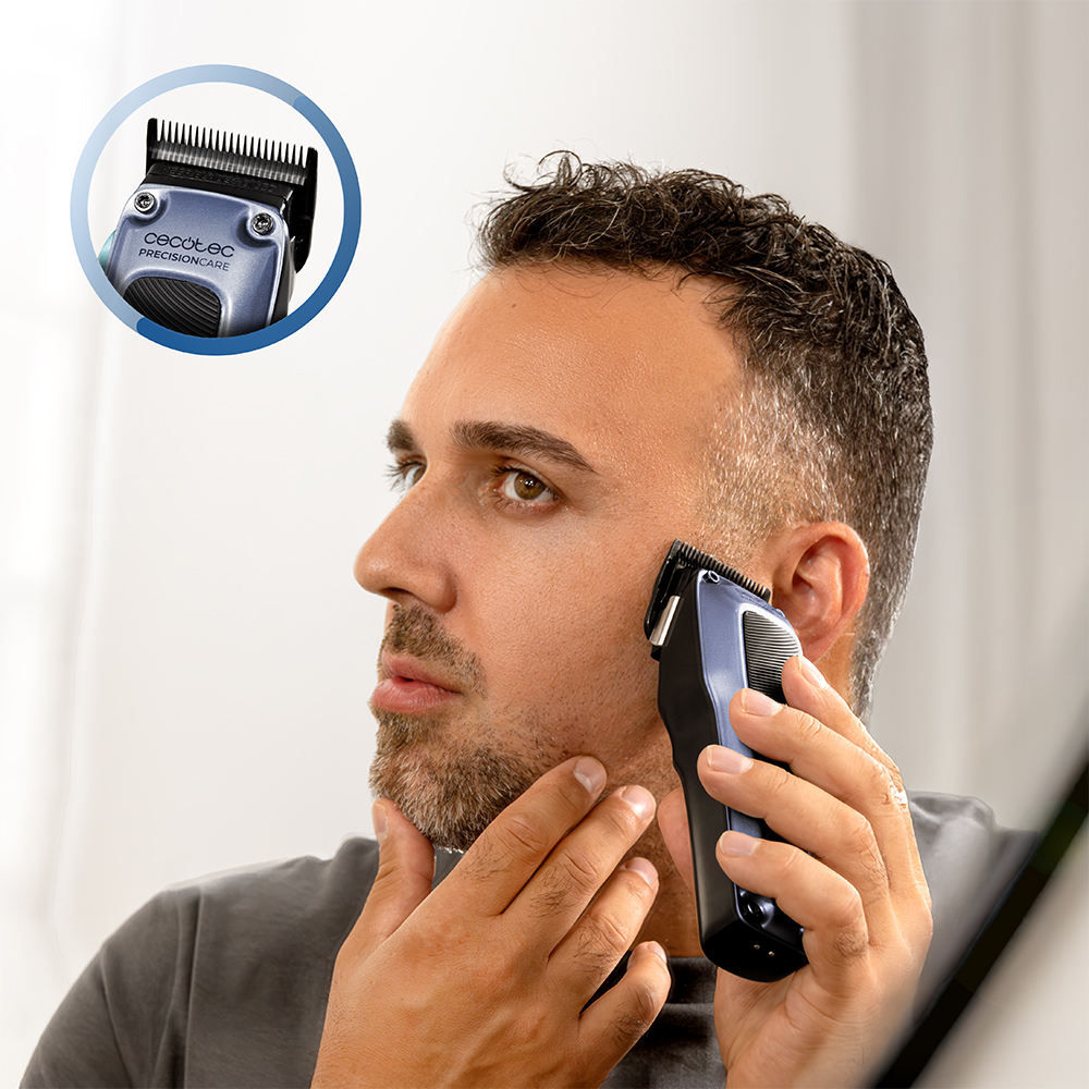 Un hombre se afeita la barba con una recortadora azul frente al espejo, con un primer plano del aparato.