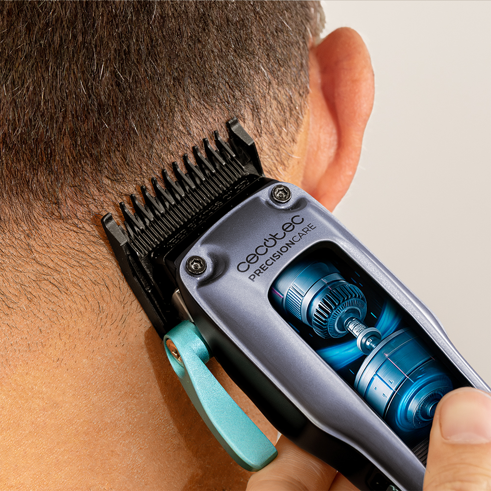 Una mano recorta el vello del cuello de un hombre con una maquinilla gris con motor azul visible.