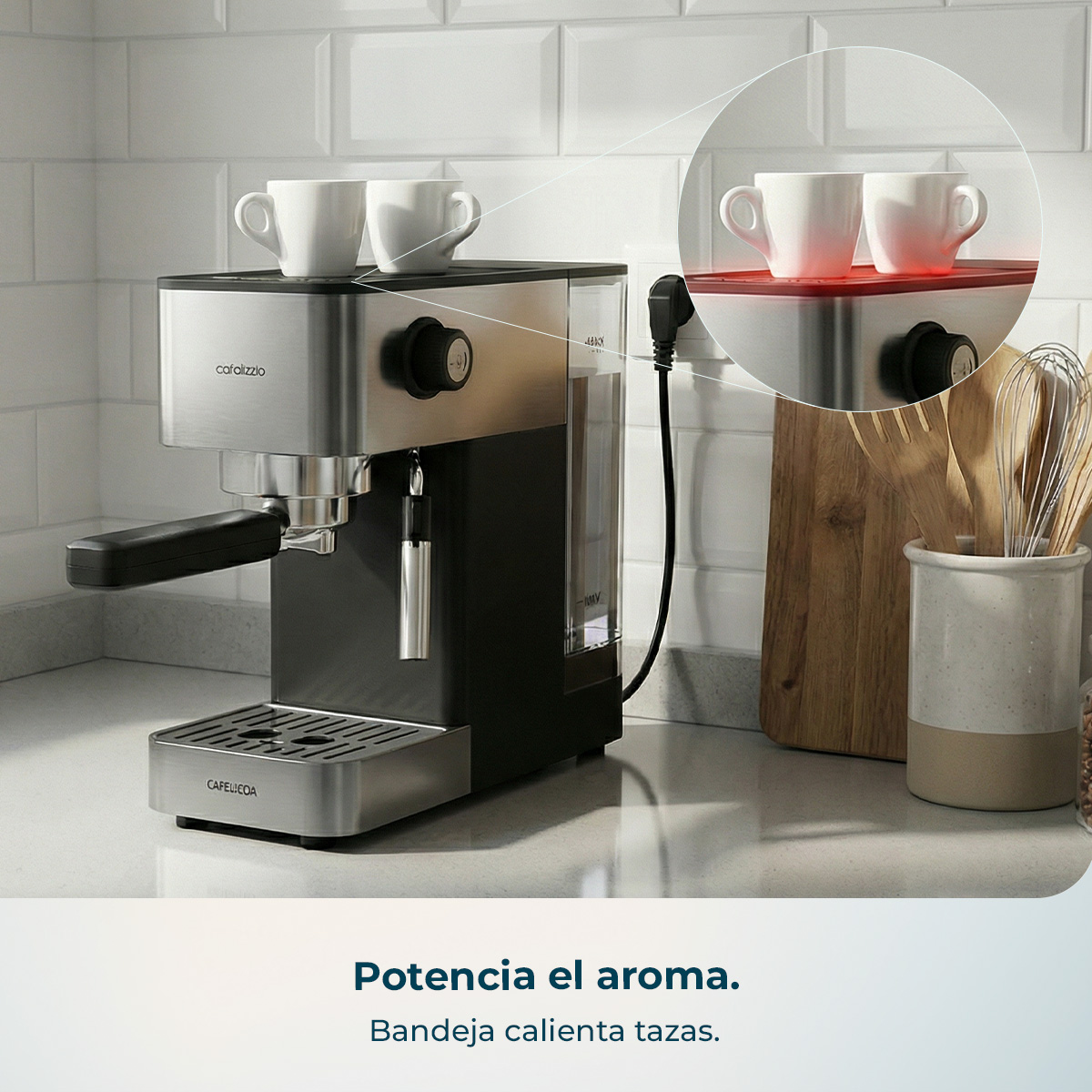 Una cafetera con calientatazas y texto sobre el aroma.