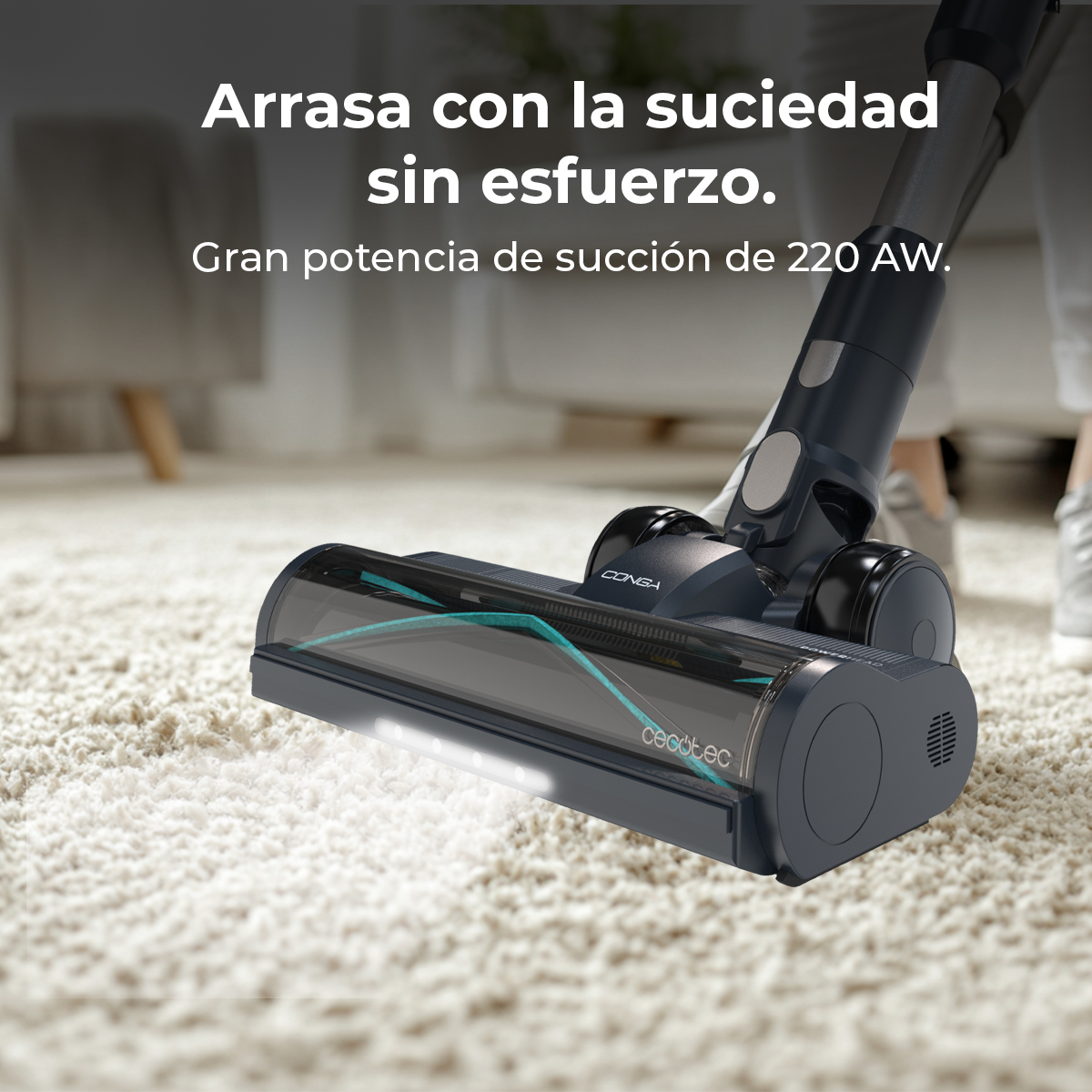 Una aspiradora sin cable limpia una alfombra clara. El texto superior promociona su potencia.