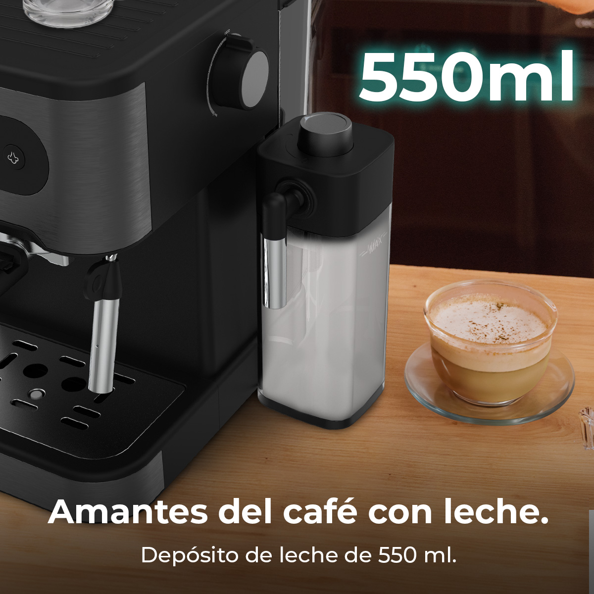 Cafetera negra con depósito de leche de 550 ml y una taza de capuchino en madera.