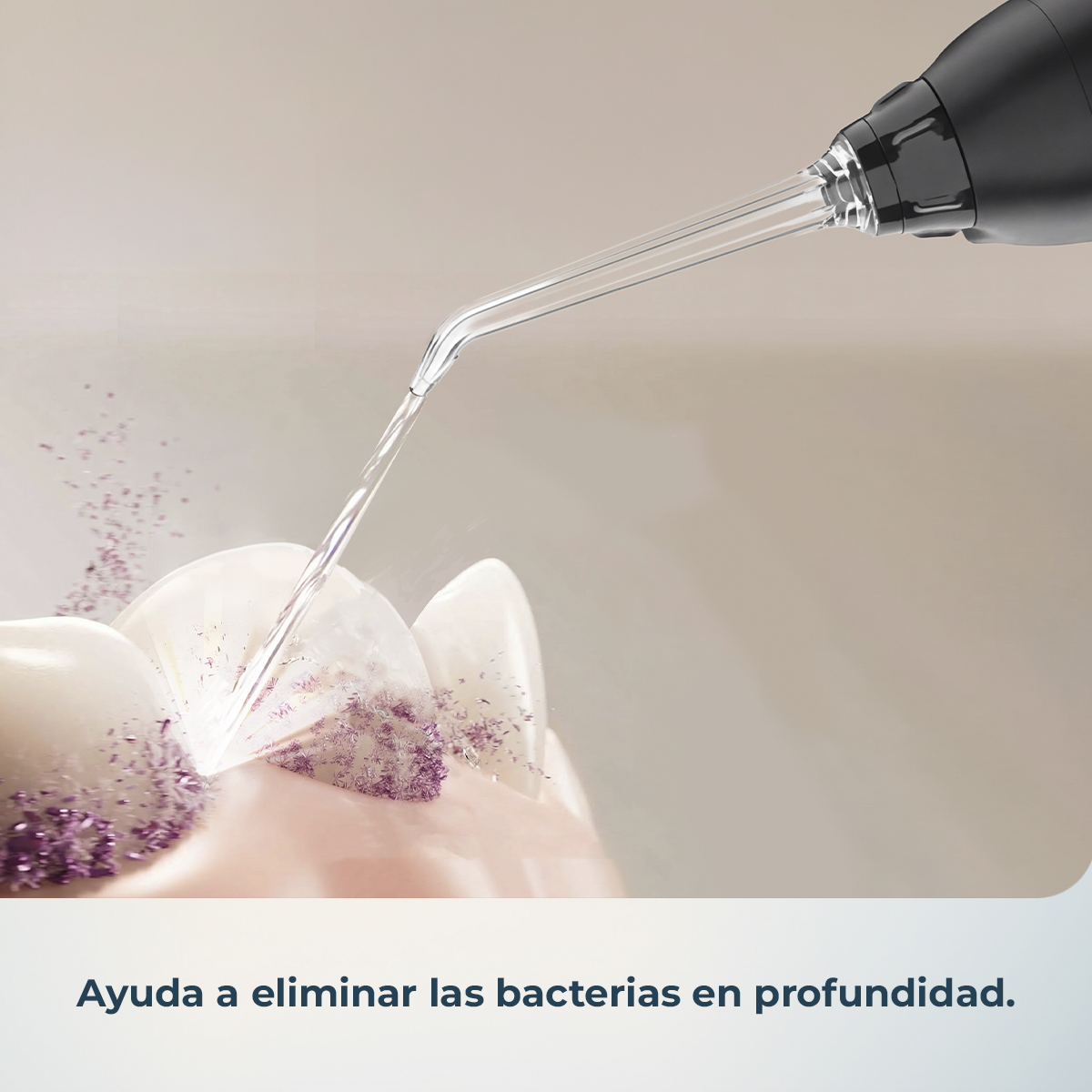 Un irrigador bucal rocía agua sobre los dientes eliminando partículas rosadas.