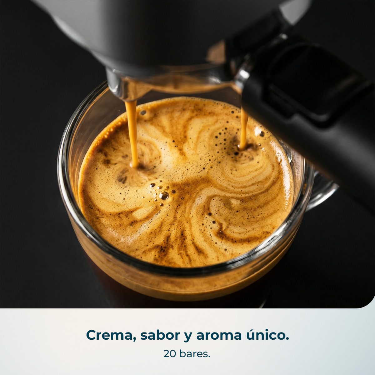 Un espresso recién hecho cae de una cafetera en una taza de cristal transparente con crema.