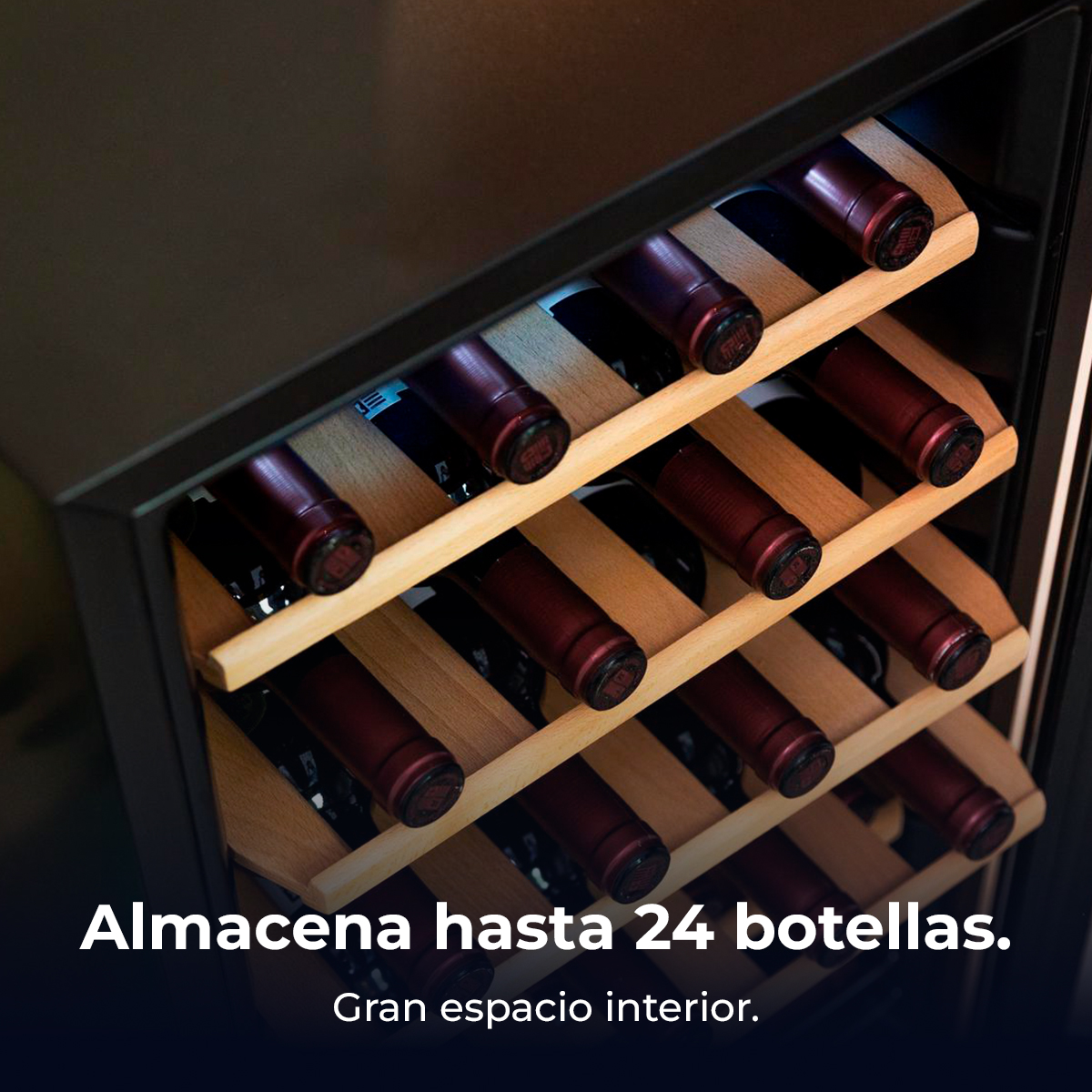 Una vinoteca con estantes de madera llena de botellas de vino tinto.