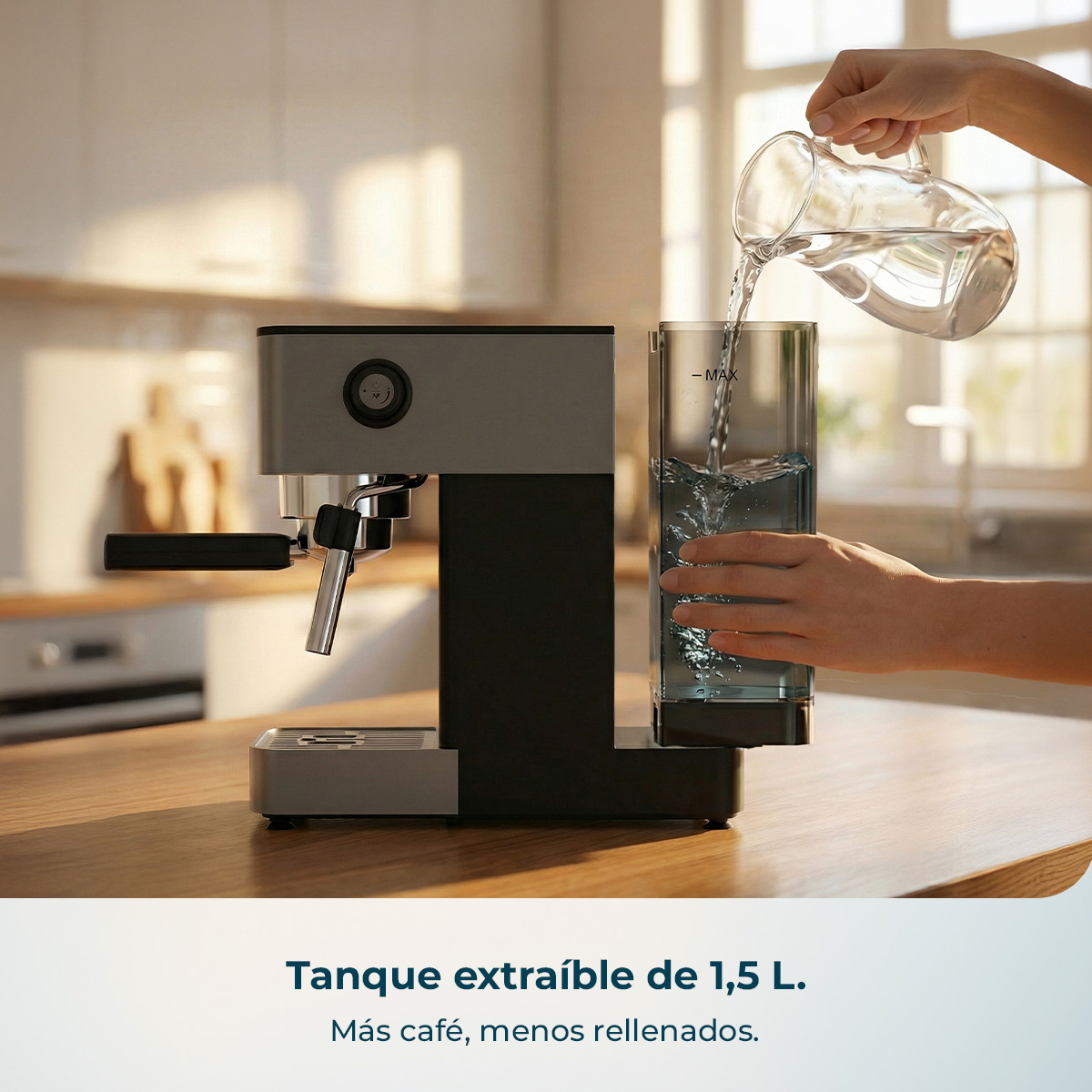 Una persona vierte agua de una jarra en el depósito de agua de una cafetera espresso moderna en una cocina.