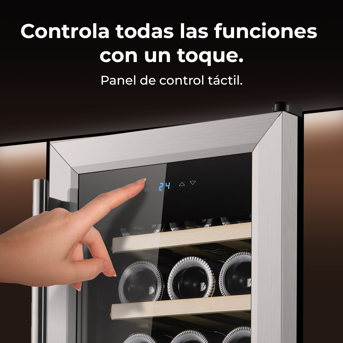 Una mano tocando el panel de control táctil en la puerta de una vinoteca con botellas dentro.