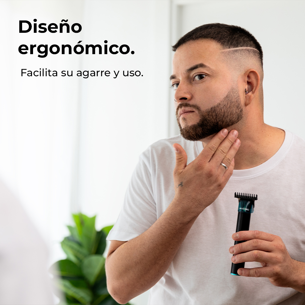 Un hombre barbudo se toca la cara mientras sostiene una recortadora de barba negra. Texto en español a la izquierda.