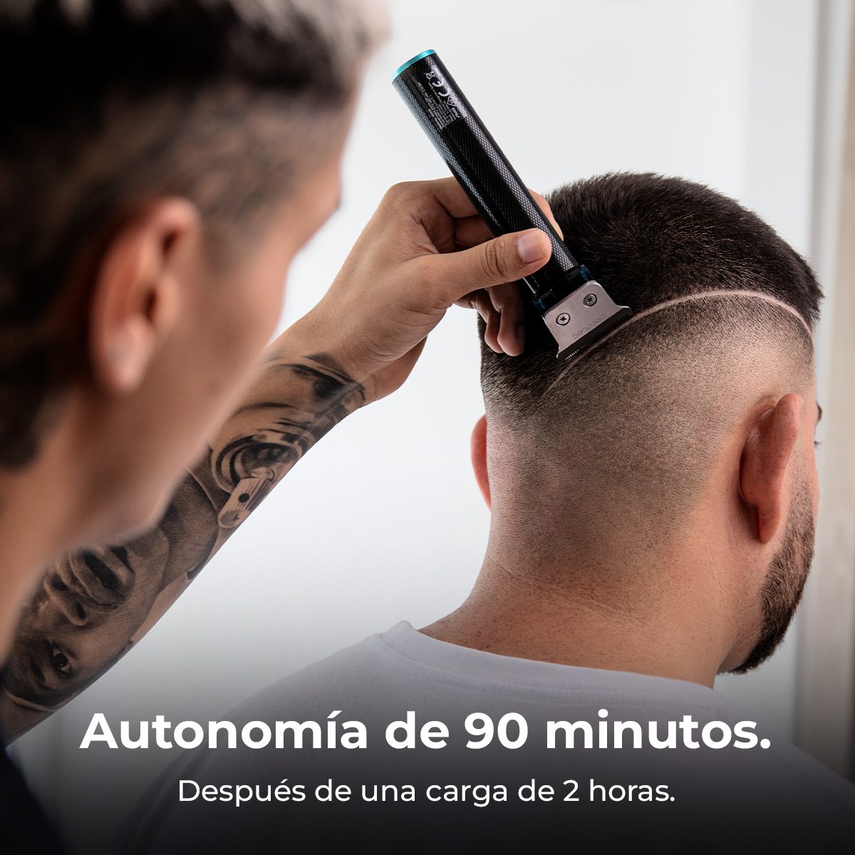 Un barbero usa una maquinilla para afeitar líneas en el cabello de un cliente.