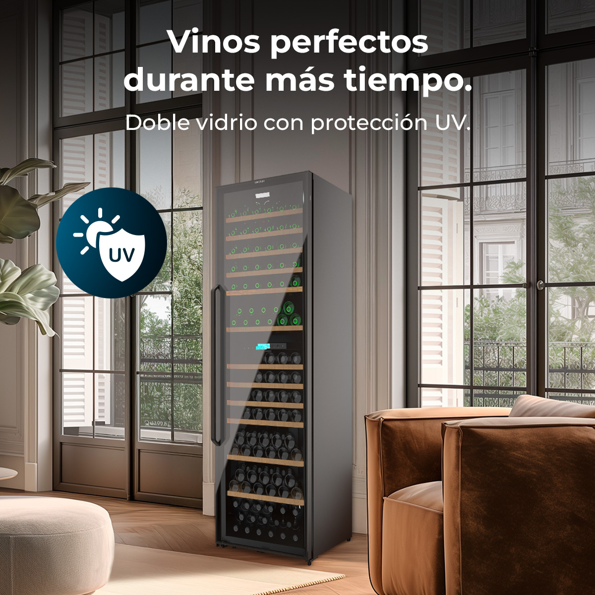 Una gran vinoteca se encuentra en una sala de estar moderna con ventanales.