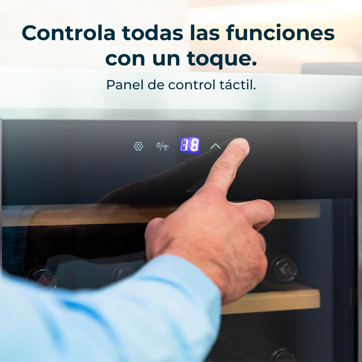 Una mano tocando el panel de control táctil digital de una vinoteca con estantes de madera.