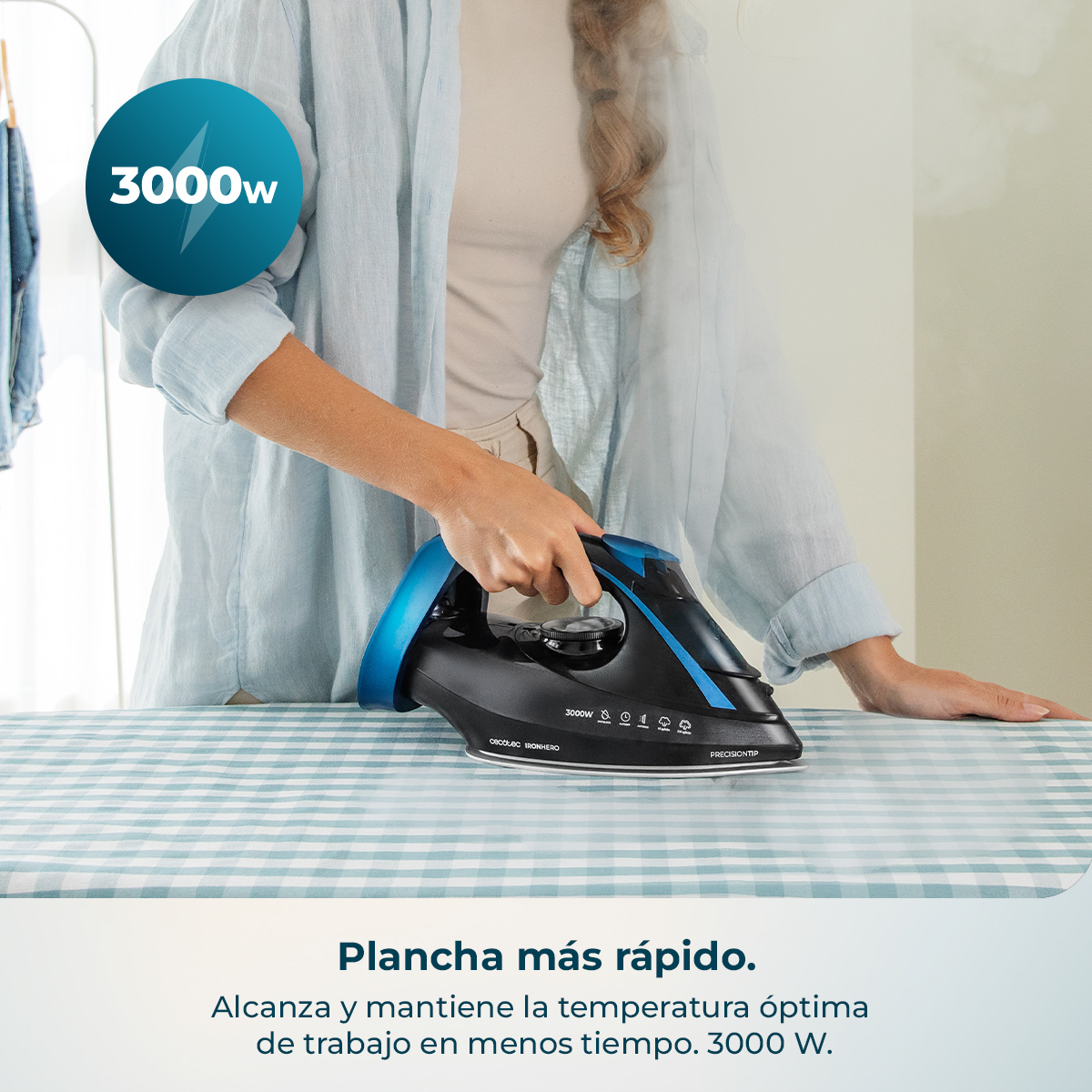 Una persona planchando sobre una tabla de cuadros azul y blanca con una plancha negra y azul.