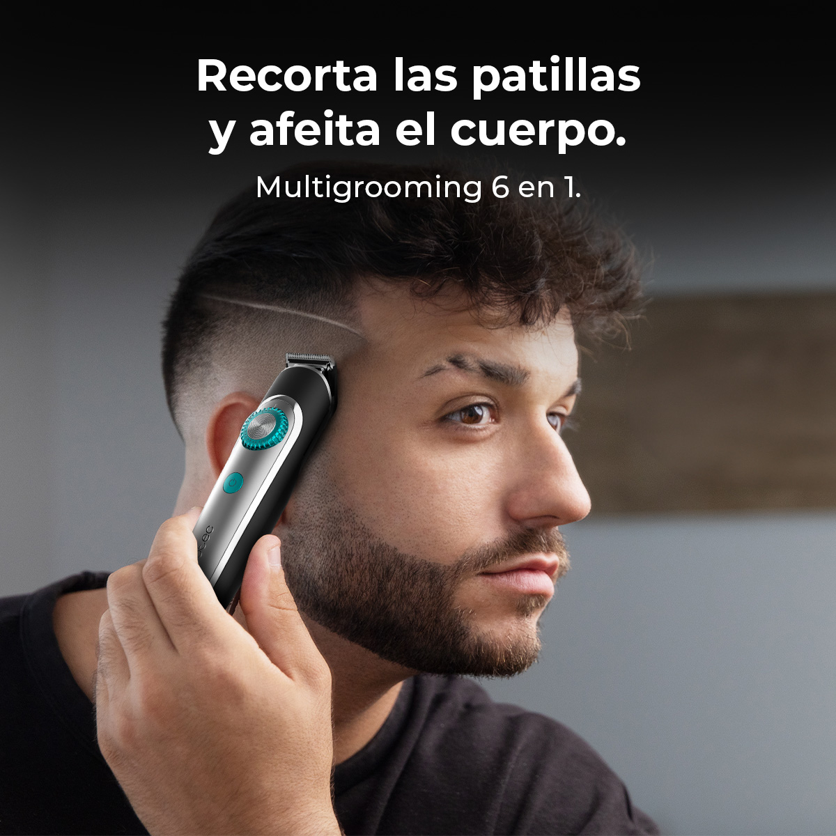 Un hombre se recorta las patillas con una recortadora de barba negra y plateada.