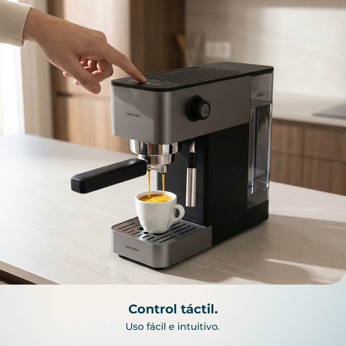 Una mano opera una cafetera moderna en la encimera mientras el café se vierte en una taza.
