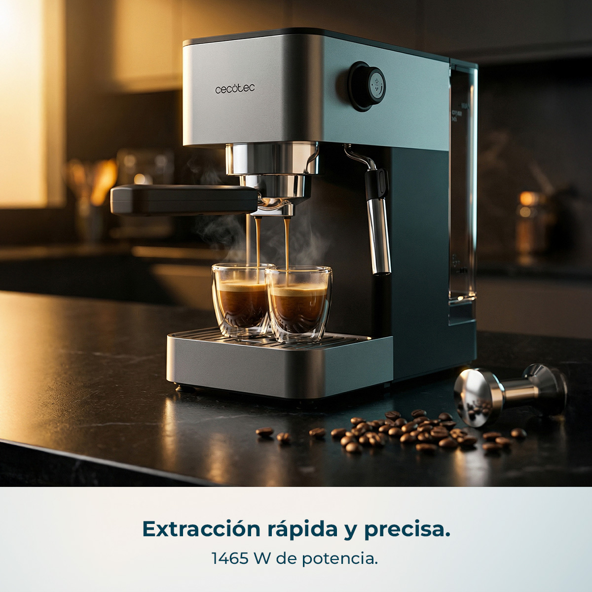 Una cafetera espresso plateada prepara dos tazas de café en una encimera oscura con granos.