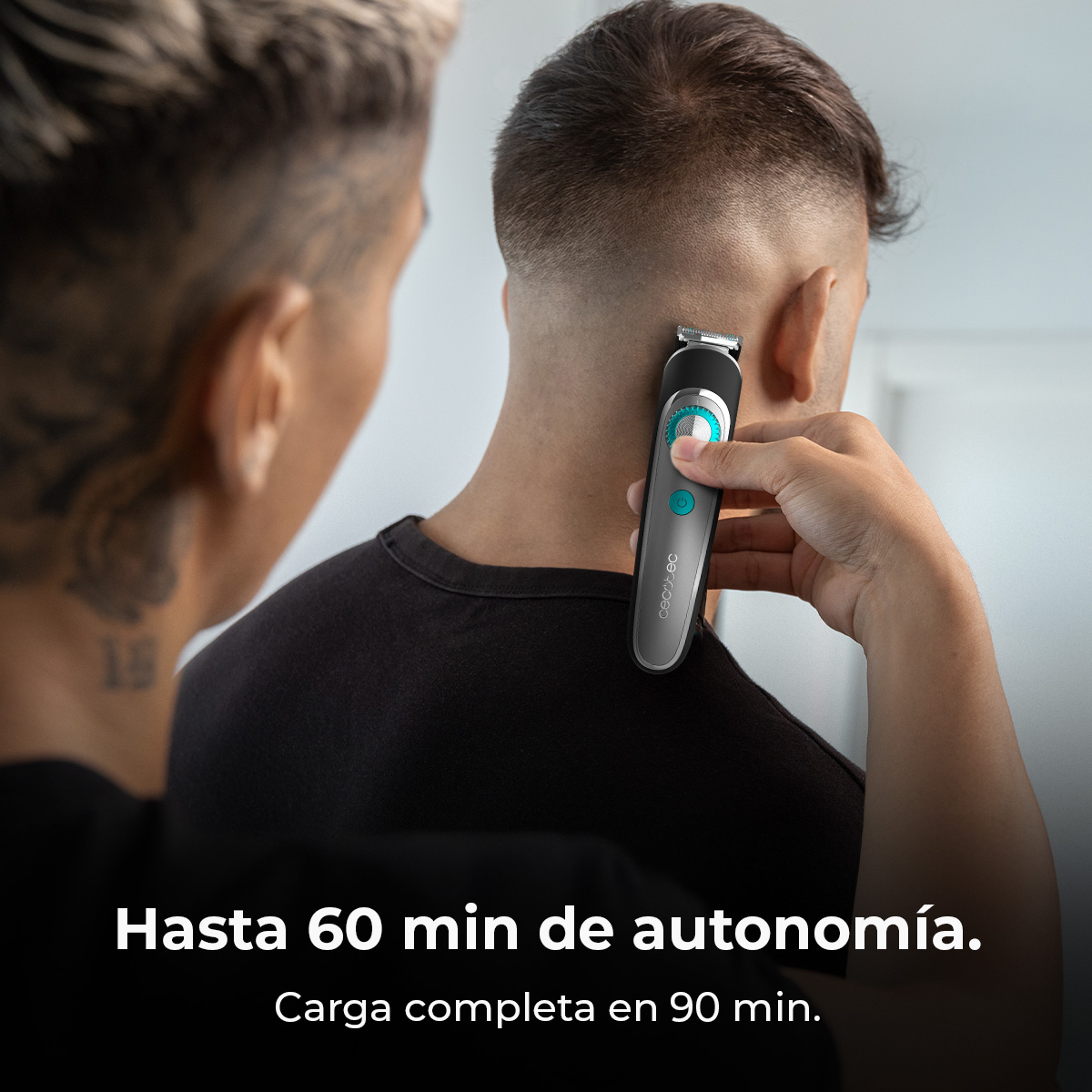 Una persona usa una maquinilla eléctrica para cortar el pelo de un hombre.