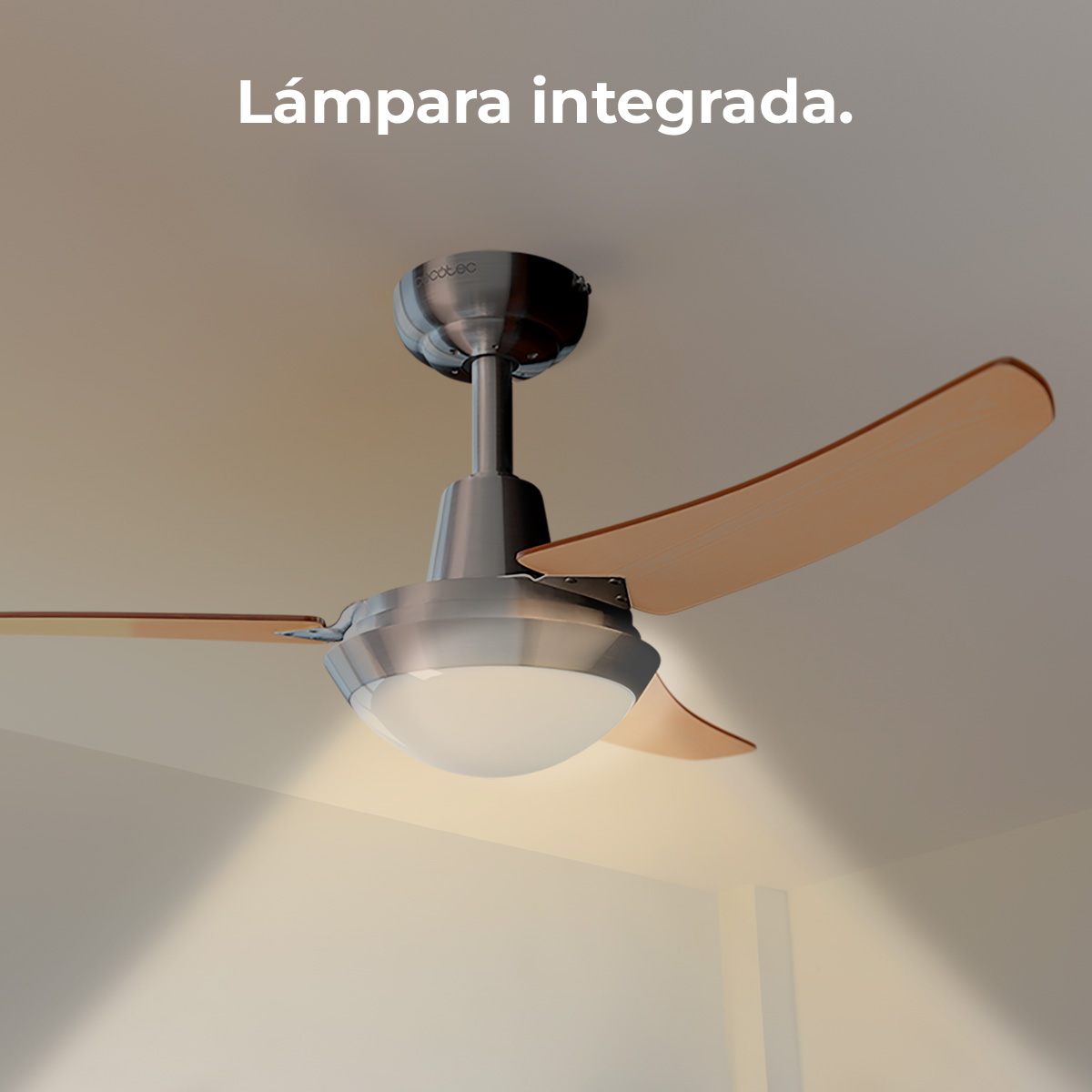 Un ventilador de techo moderno con aspas de madera clara y lámpara integrada en un techo blanco.